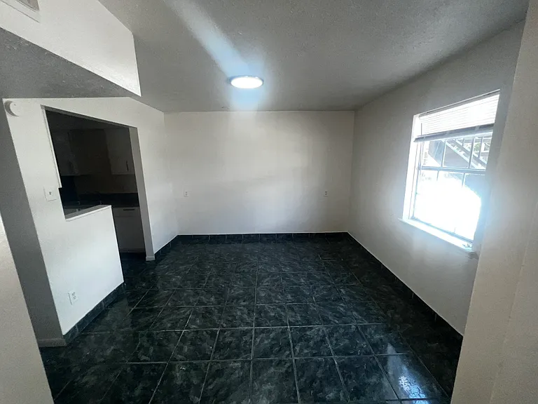 525 Spring Dr — Photo 4