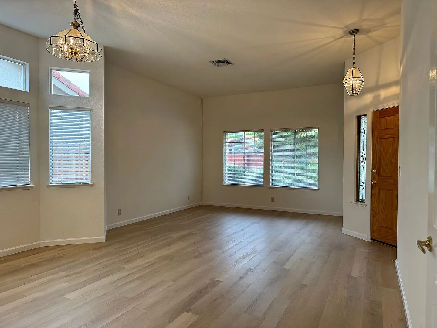 Charming Roseville home with LVP flooring! — Photo 2