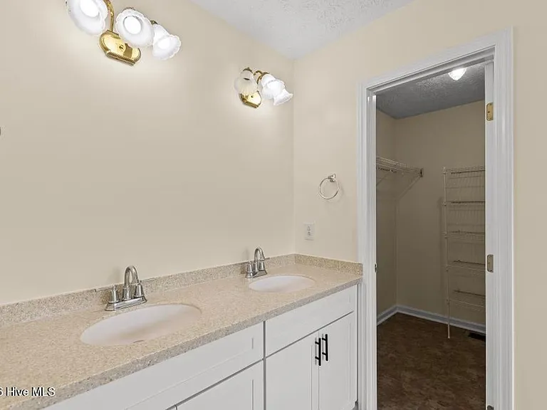 103 Richmond Dr — Photo 17