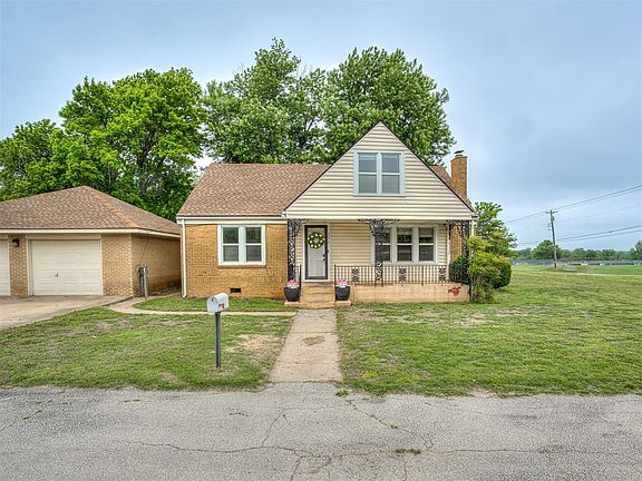 4th image of 202 W Vandament Ave
