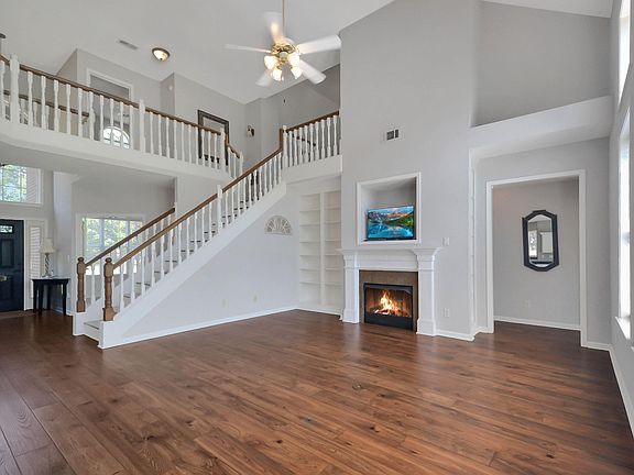 3rd image of 4064 Fir Hill Dr E