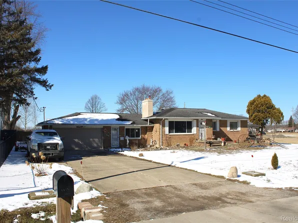 1627 McAlpine Dr, Mount Morris, MI 48458