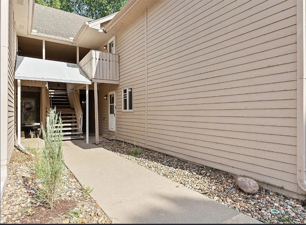 2 bed, 974 sqft, $1,200 — Photo 2