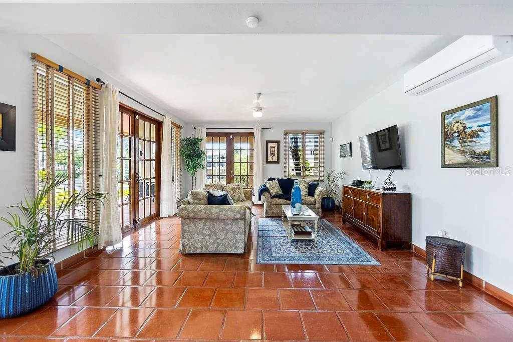 3 bed, 3.0 bath, 2732 sqft, $6,200 — Photo 3