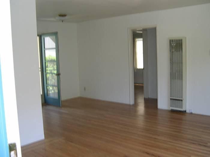 2nd image of 915 Oak Ln APT 3