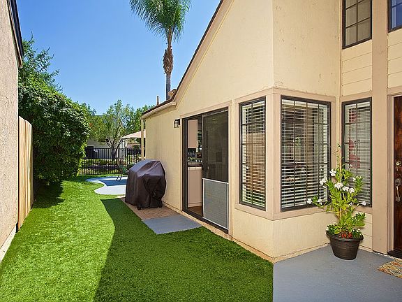 3rd image of 925 Venice Gln