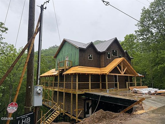3rd image of 2716 Pine Crest Ln
