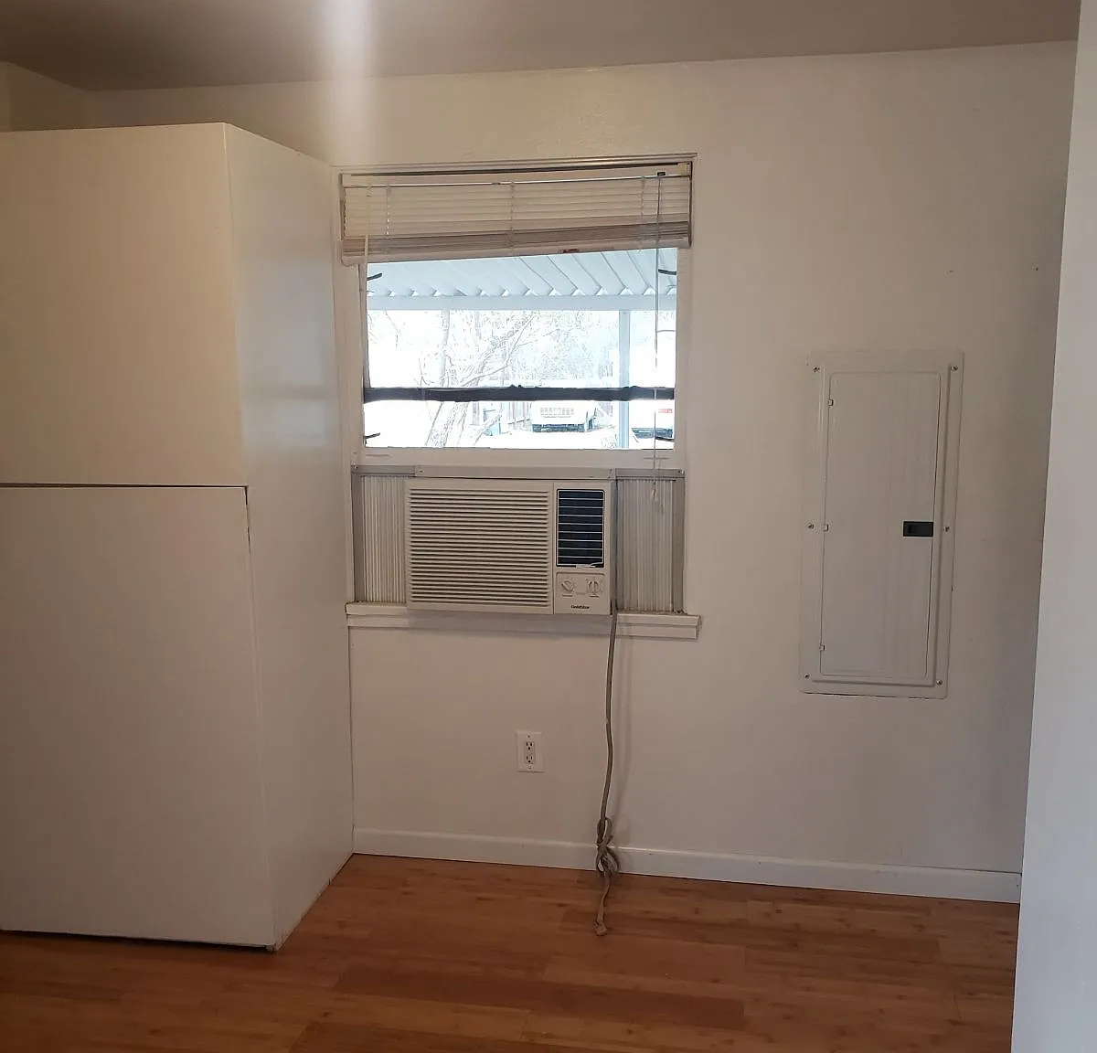 3 bed, 1.0 bath, 956 sqft, $1,800 — Photo 2