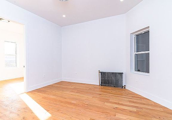 4th image of 1969 Pacific St #3