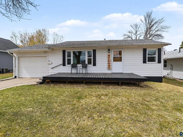 321 N Olive Ave, Madison, SD 57042