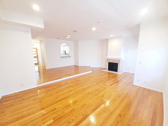 3rd image of 852 N Poinsettia Pl APT 4