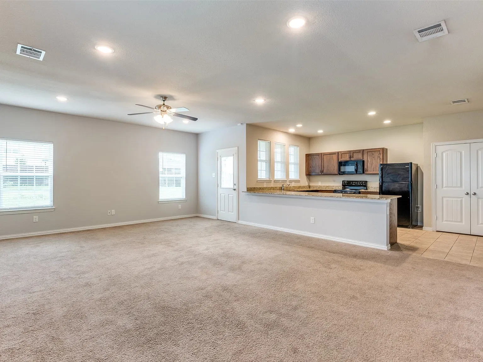 3 bed, 2.5 bath, 2015 sqft, $2,400 — Photo 4