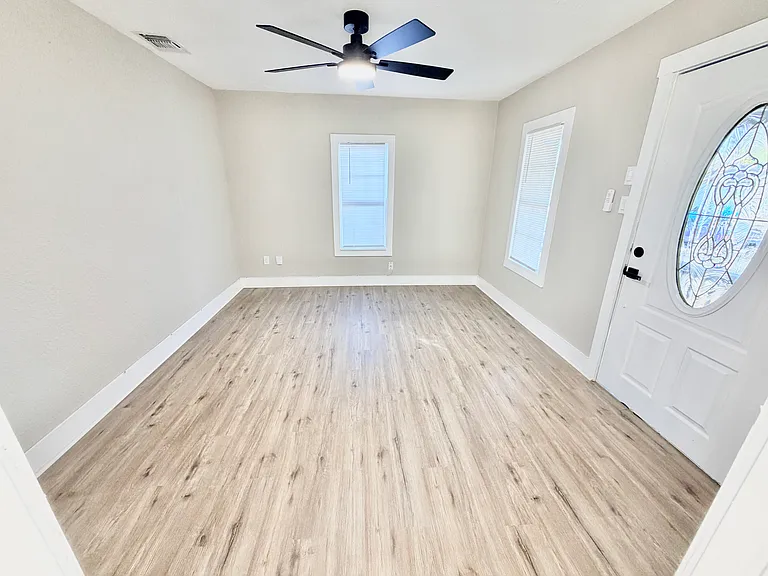 1327 Bailey Ave — Photo 4