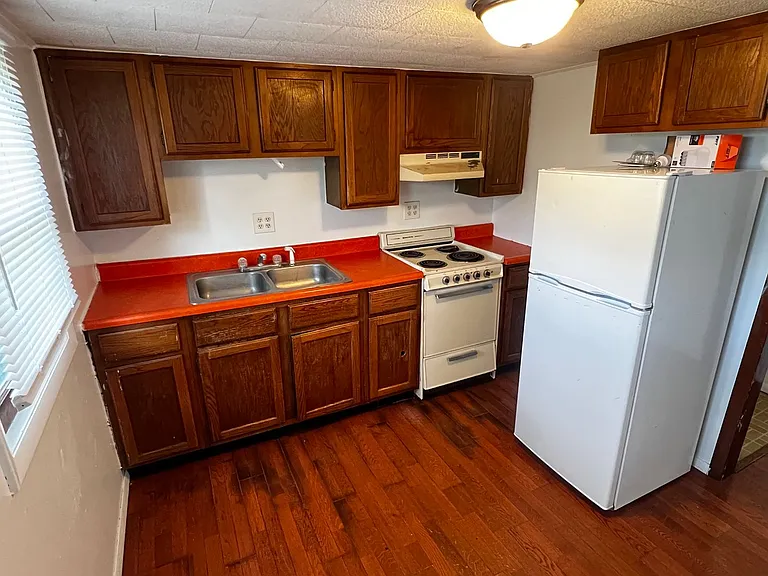 224 N Oak St — Photo 6