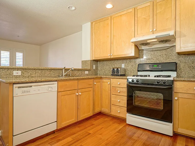 558 Driscoll Pl — Photo 9