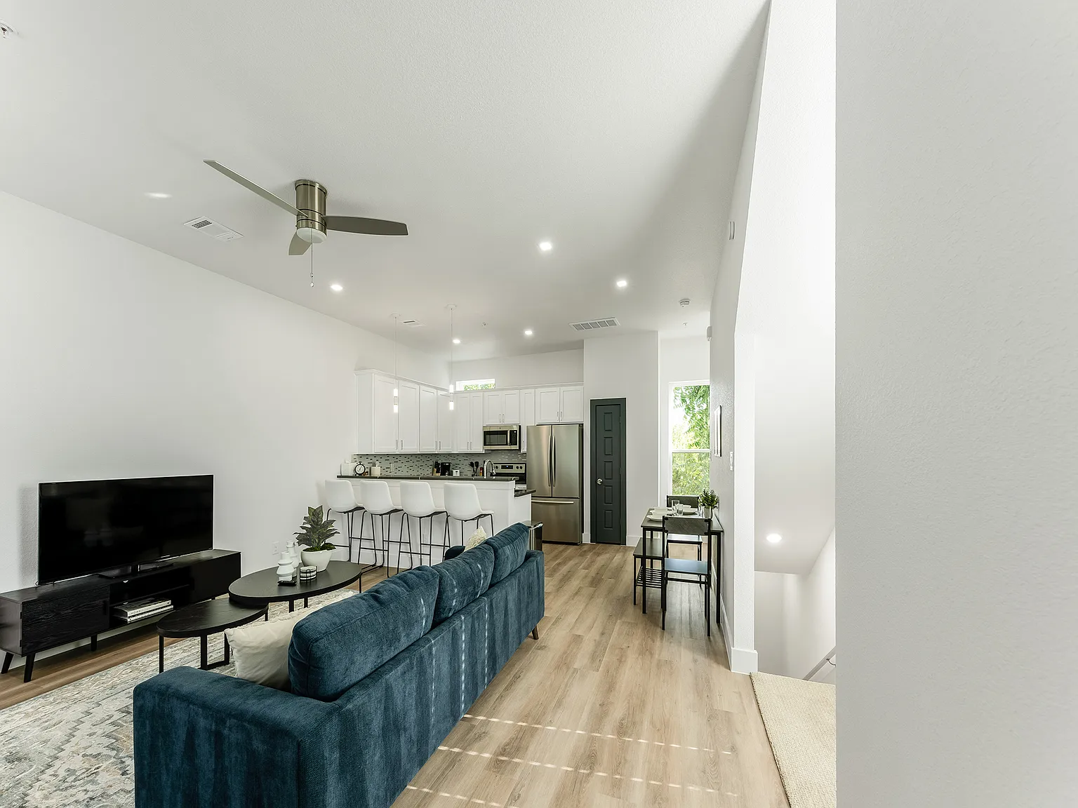 2 bed, 2.5 bath, 1411 sqft, $4,150 — Photo 2