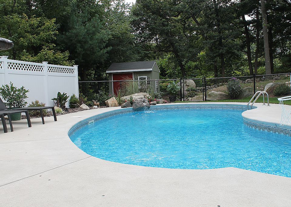 2nd image of 12 Bluejay Rd