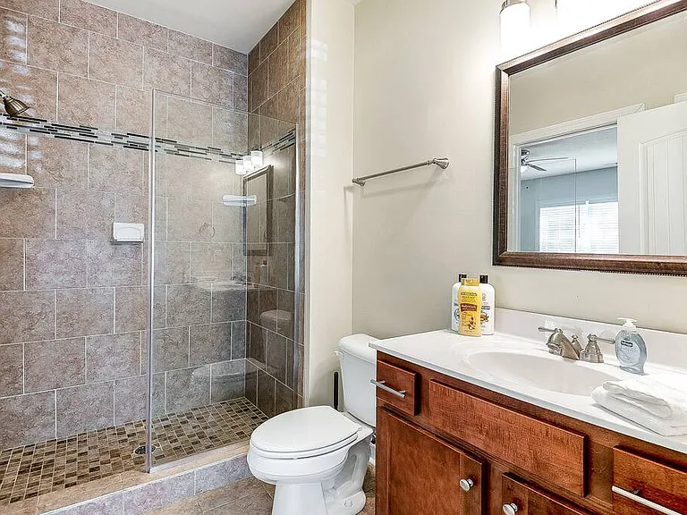 Full shared bathroom between both bedrooms on the first floor!