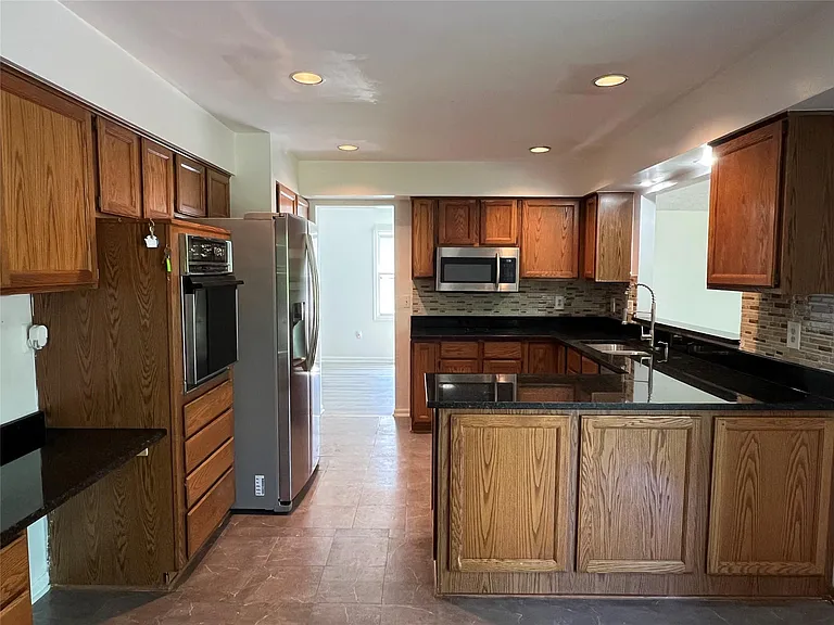 6330 Odessa Dr — Photo 22