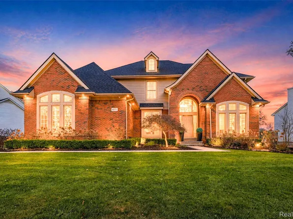 45711 Bristol Cir, Novi, MI 48377