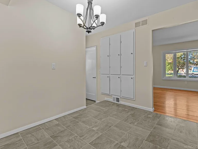 23729 Grove St — Photo 6