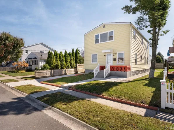 27 Piave Ter, Lindenhurst, NY 11757