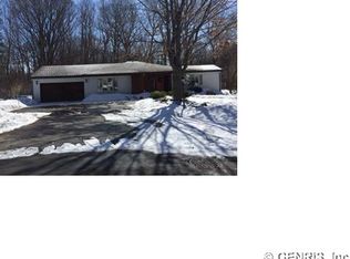 35 Glen Cir, Penfield, NY 14526