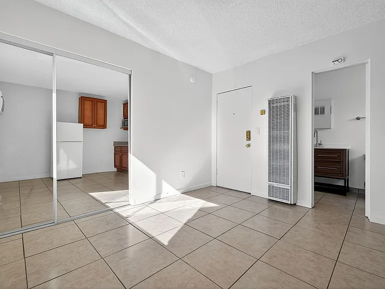 588 E. Mel Avenue - Hermosa Palms — Photo 7