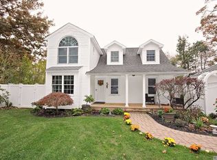 31 Lincoln Dr, Oakdale, NY 11769