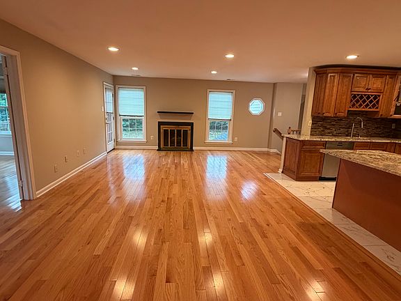 5th image of 489 Hawthorne Pl
