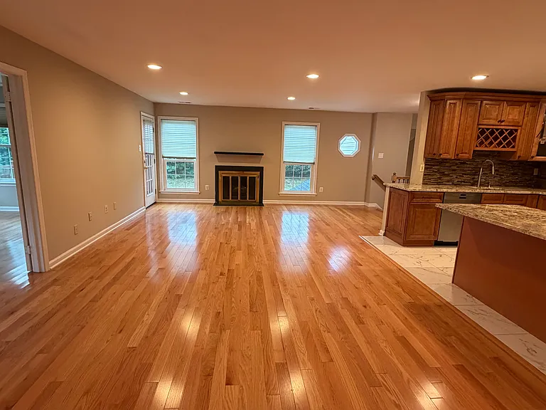 489 Hawthorne Pl — Photo 5