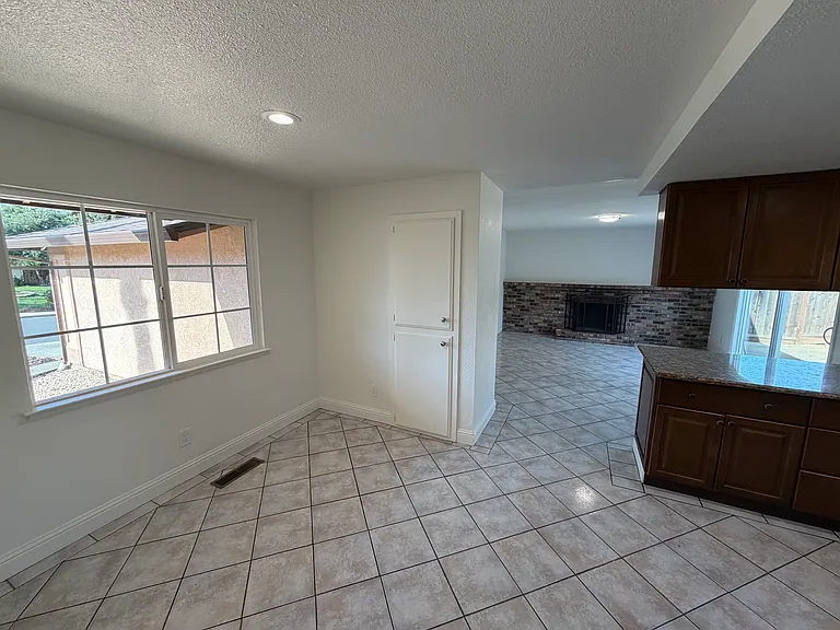 1089 Honey Ct — Photo 7