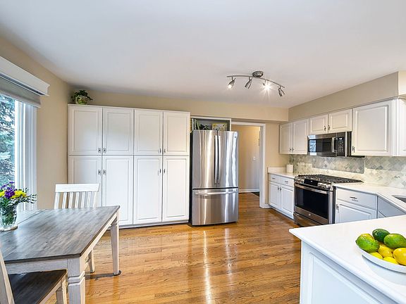 5th image of 304 Camarie Ct