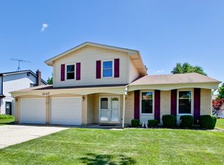 3137 N Carriageway Dr, Arlington Heights, IL 60004