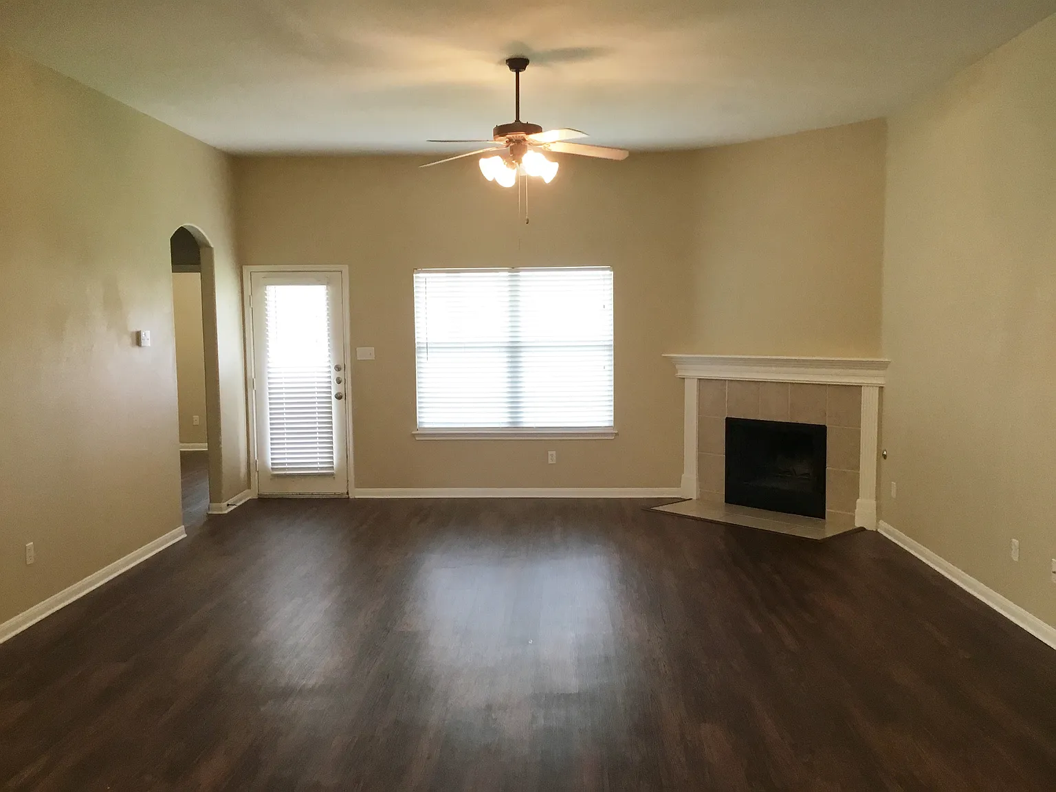 3 bed, 2.0 bath, 1827 sqft, $2,100 — Photo 4