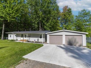 2832 N West River Rd, Sanford, MI 48657