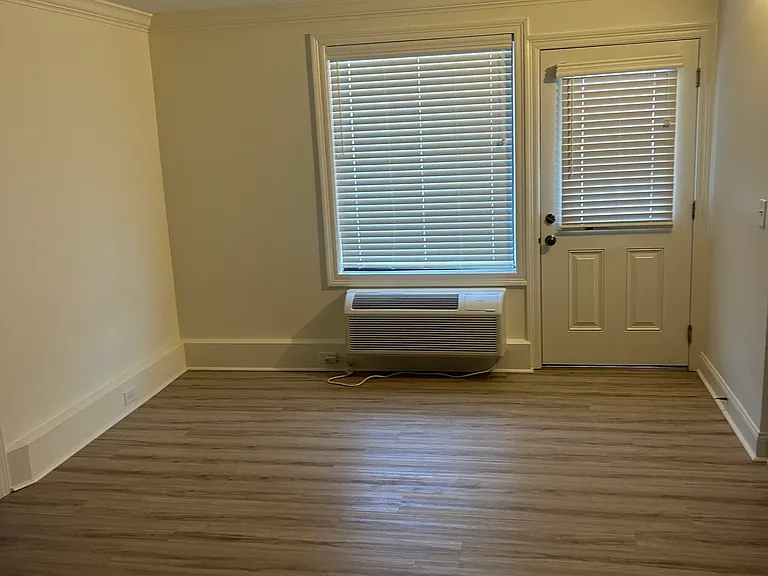 712 Avenue A NE — Photo 2