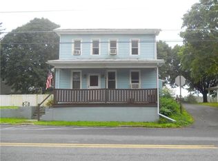 24 Main St, Strausstown, PA 19559
