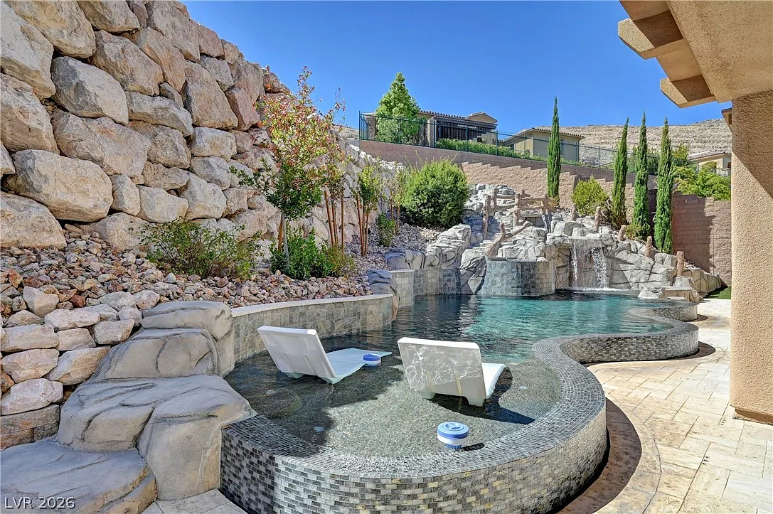 6 bed, 5.5 bath, 6250 sqft, $25,000 — Photo 2