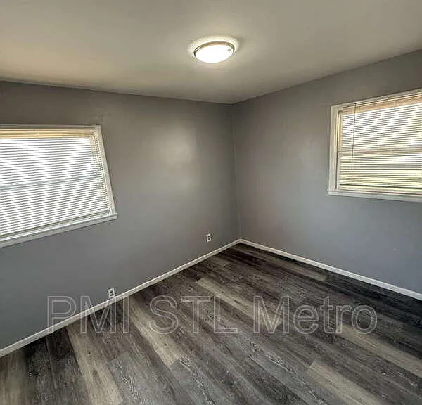 323 Shepley Dr — Photo 5
