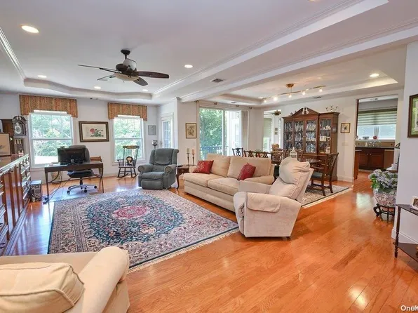 584 Pacing Way #584, Westbury, NY 11590