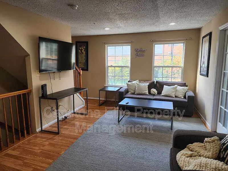 Studio, 1.0 bath, $1,300 — Photo 4