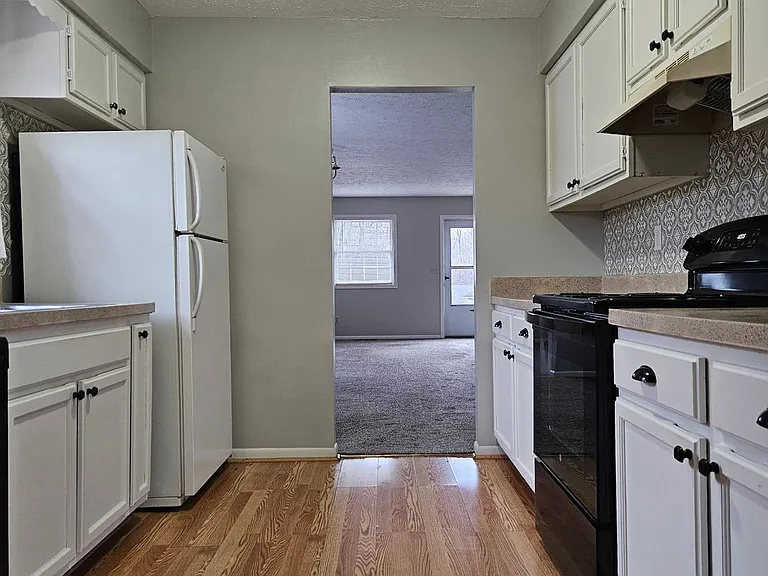 1242 Colonial Dr — Photo 7