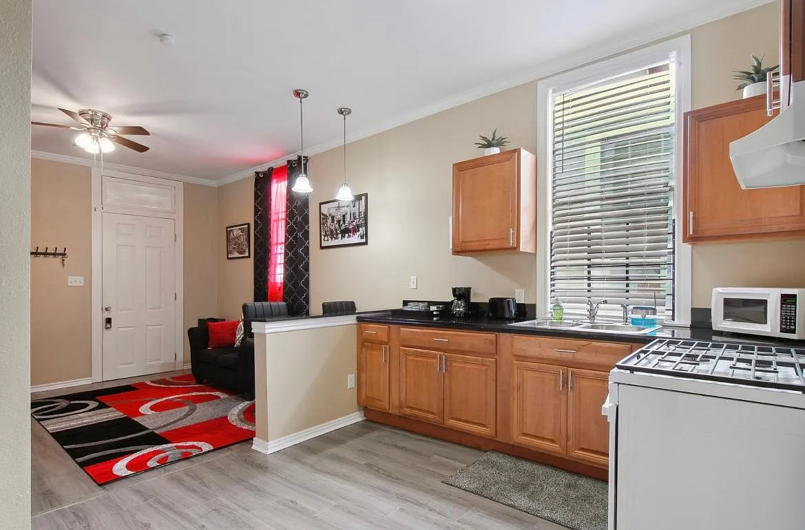 1 bed, 1.5 bath, 550 sqft, $1,800 — Photo 4