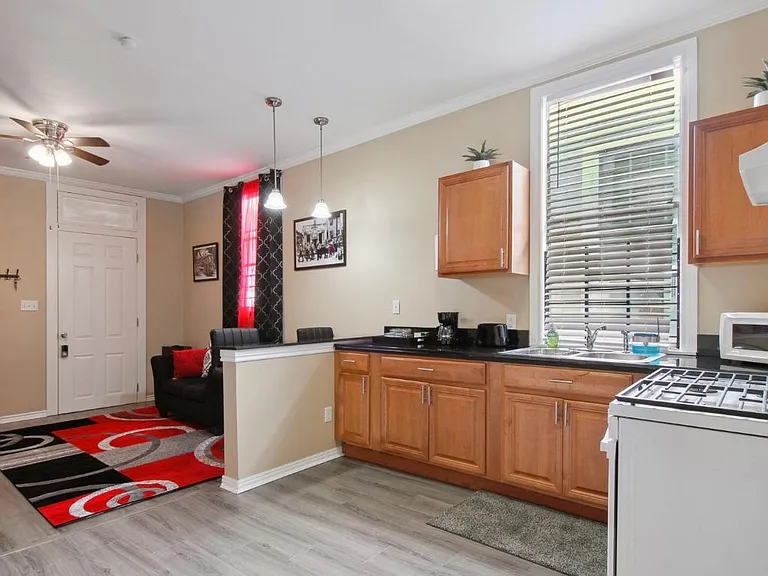 1307 Franklin Ave — Photo 4