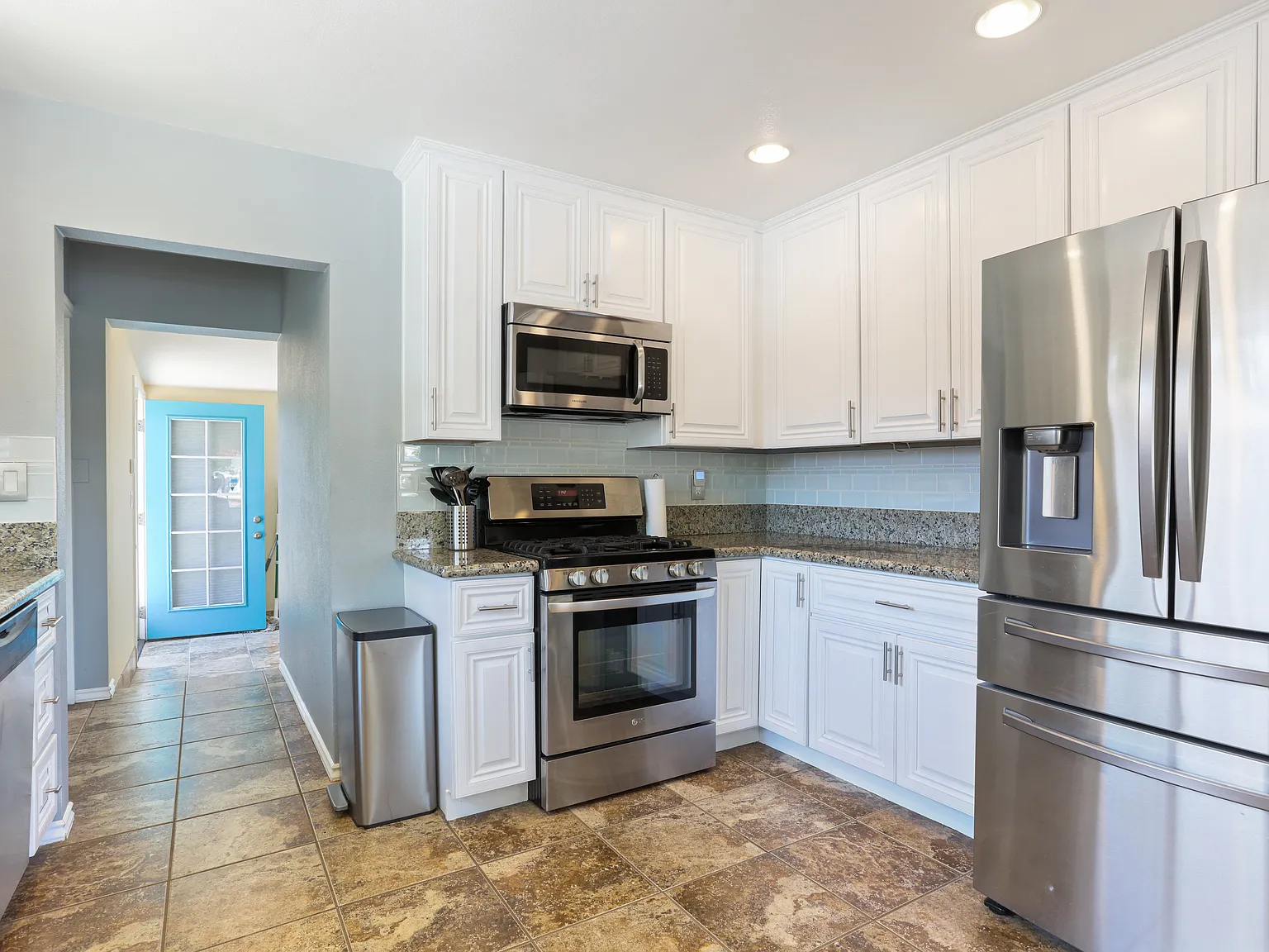 3 bed, 1123 sqft, $3,900 — Photo 2