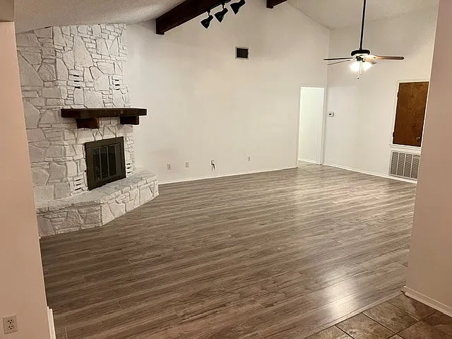 3 bed, 2.0 bath, 1511 sqft, $2,200 — Photo 2