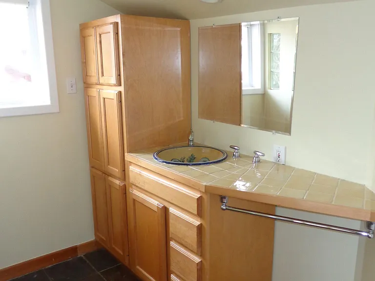 Top floor full bath