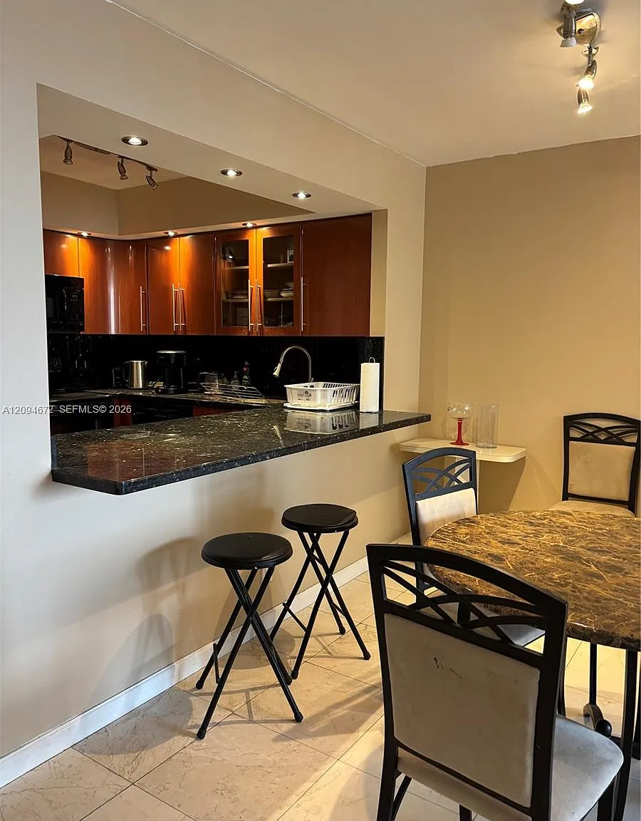 Imperial Towers Condo — Photo 4