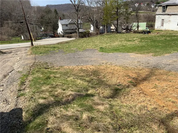 2610 E Finley Dr, Claysville, PA 15323